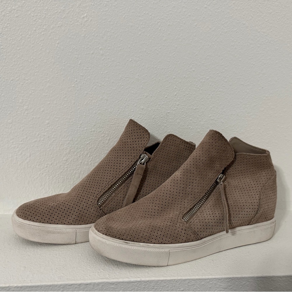 Steve Madden Women's Caliber Wedge Sneaker Taupe Perforated Suede Size 7.5